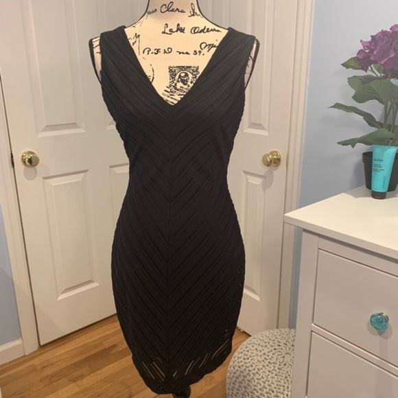 Guess Tonal Chevron V Neck Sheath Dress - Picture 4 of 8